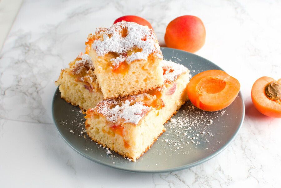 Пышный пирог с абрикосами