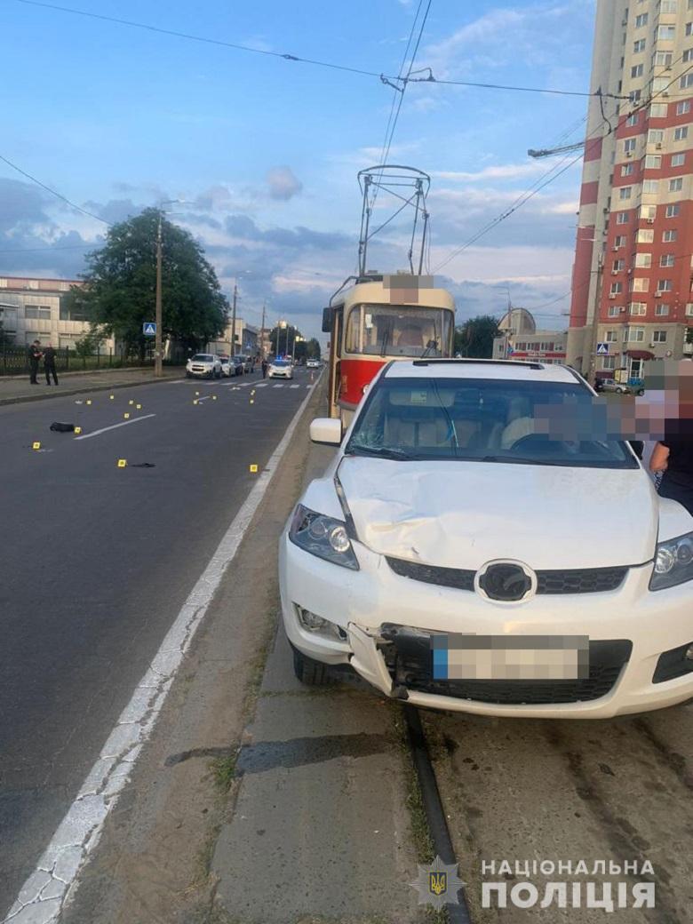 В Киеве пьяный водитель на переходе сбил насмерть женщину