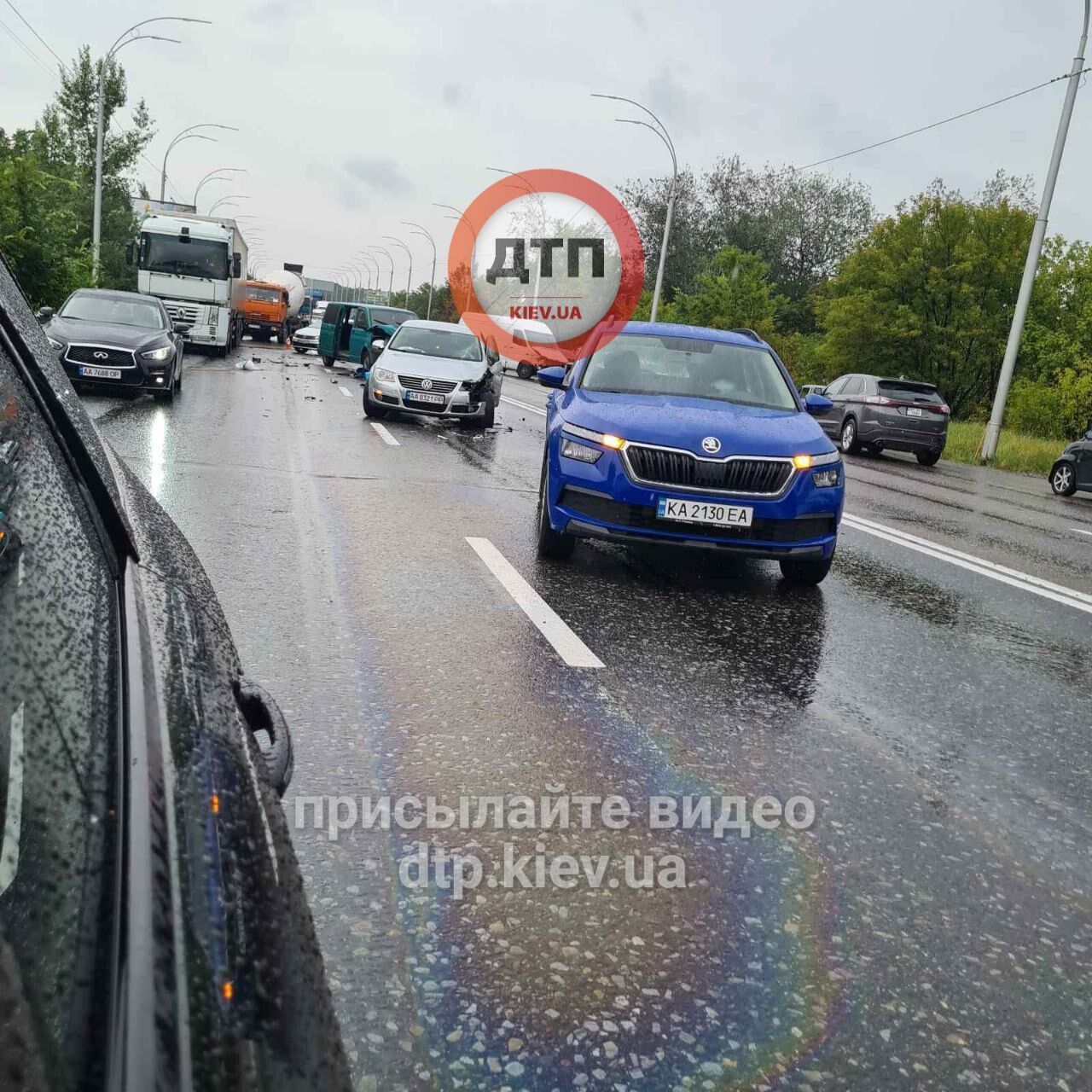 На месте аварии образовалась пробка.