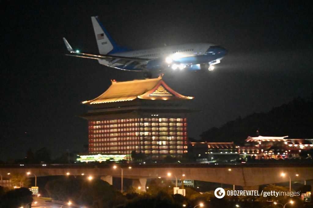 Самолет Пелоси приземляется на Тайване