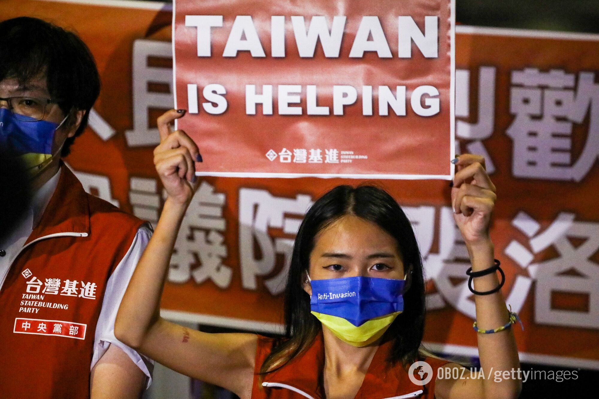 Тайваньцы встретили Пелоси в желто-голубых защитных масках