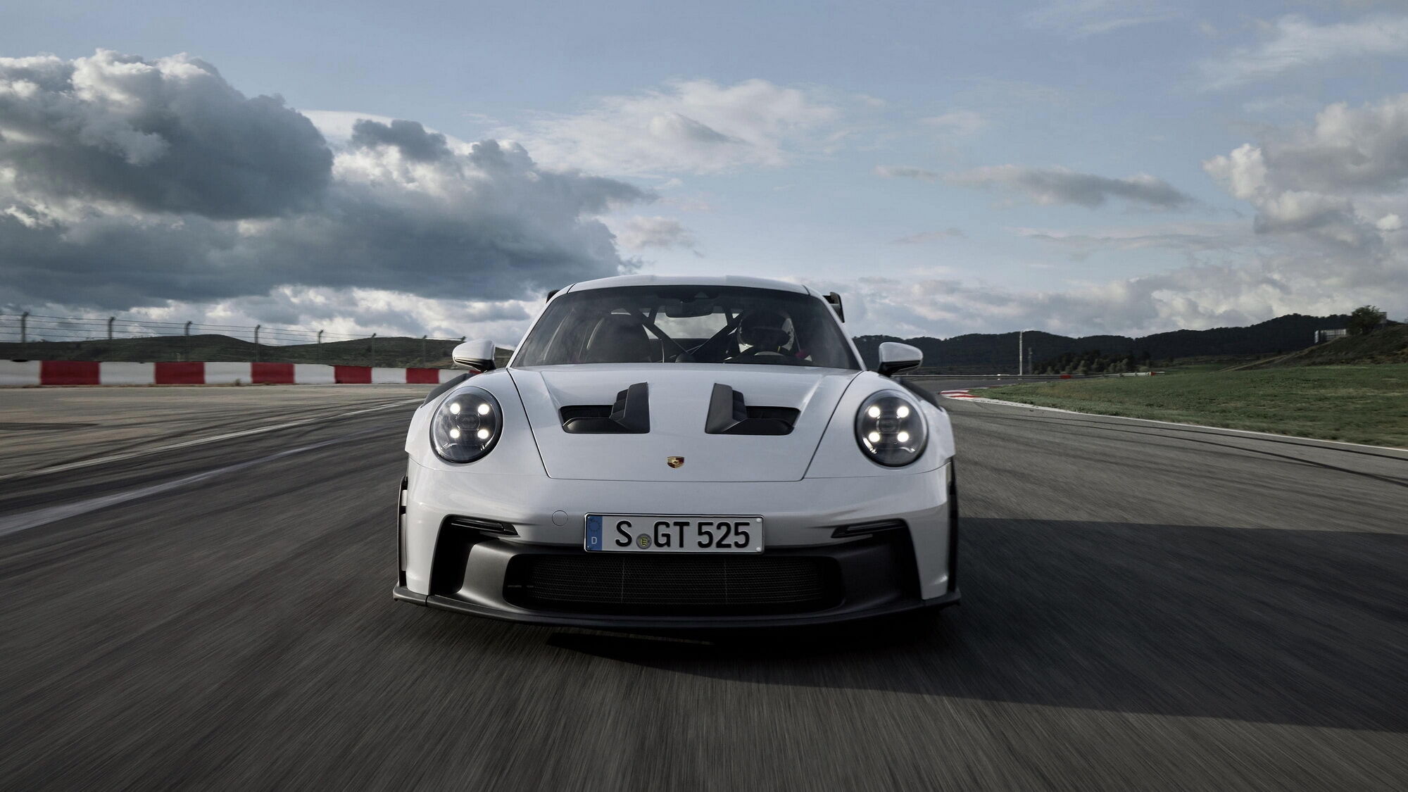 Экстерьер нового 911 GT3 RS отличается большим количеством функциональных аэродинамических элементов