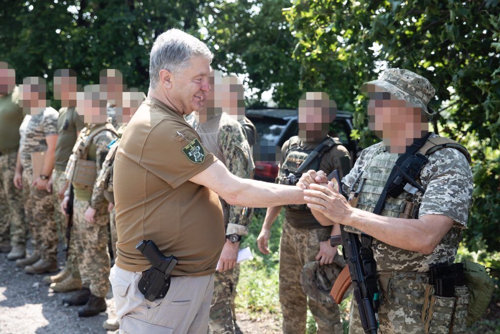 У прифронтовому містечку на Донеччині Порошенко передав повітряно-десантній бригаді дрони та обладнання для зв’язку