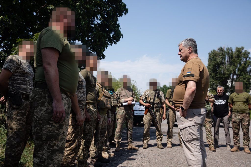 В прифронтовом городке в Донецкой области Порошенко передал воздушно-десантной бригаде дроны и оборудование для связи