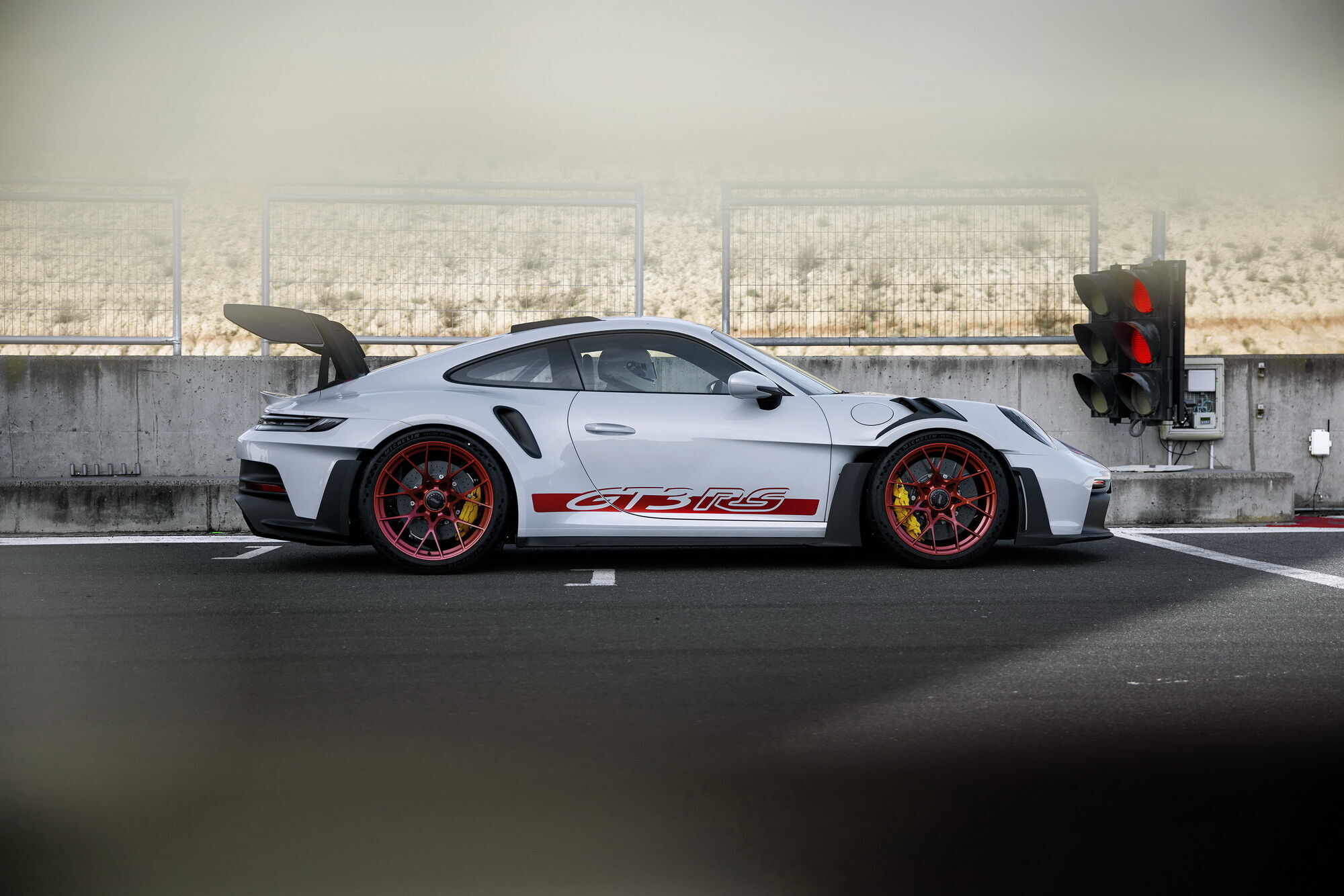 Новий 911 GT3 RS прискорюється від 0 до 100 км/год лише за 3,2 секунди і розвиває максимальну швидкість 296 км/год