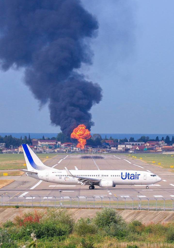 Возле аэропорта в Сочи начался сильный пожар