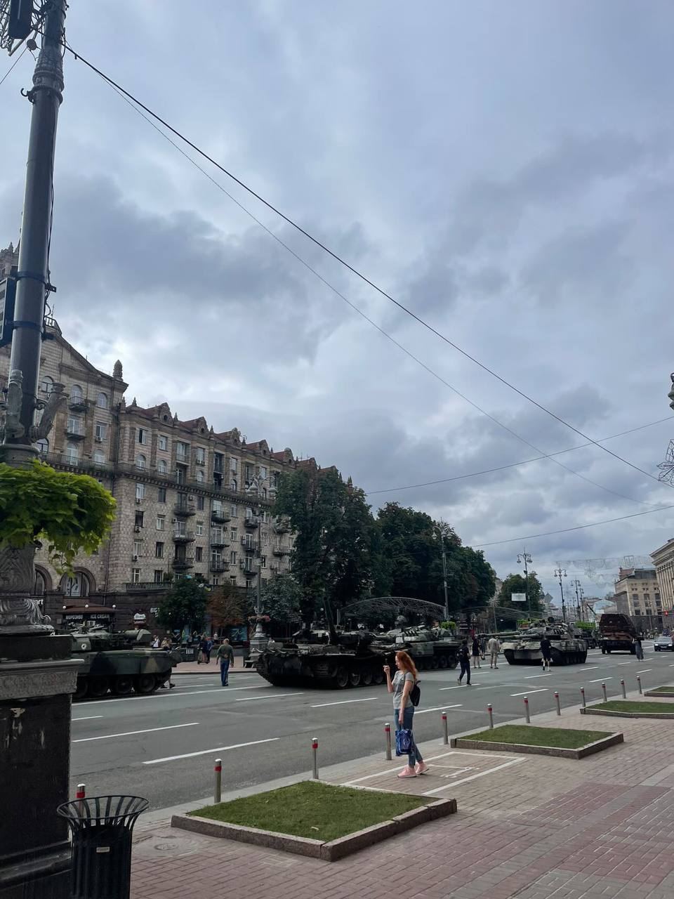 В Киеве на Крещатике устроили "парад" разбитой техники российских оккупантов. Фото и видео