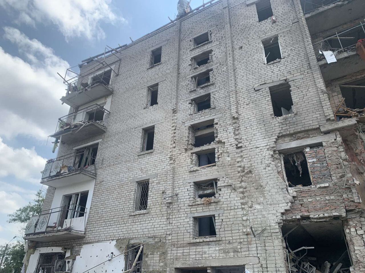 Війська РФ вдарили по житловому будинку