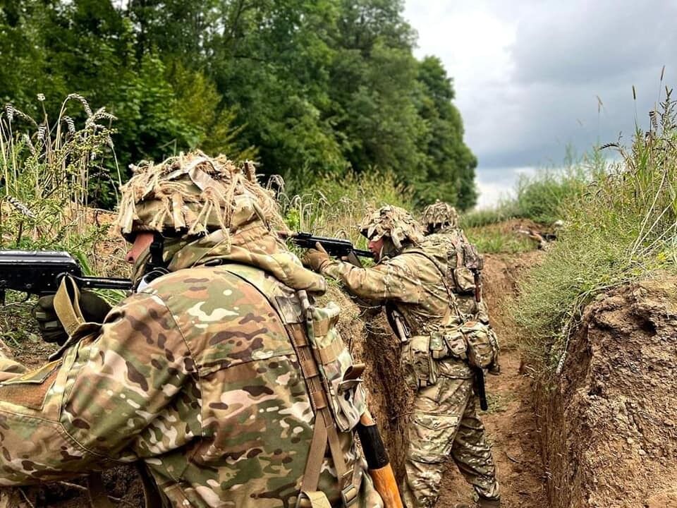 Українські воїни тримають оборону