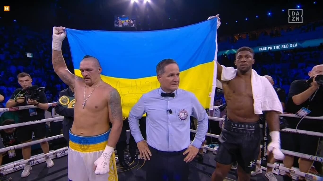 "Это некрасиво": Джошуа взял флаг Украины после поражения от Усика