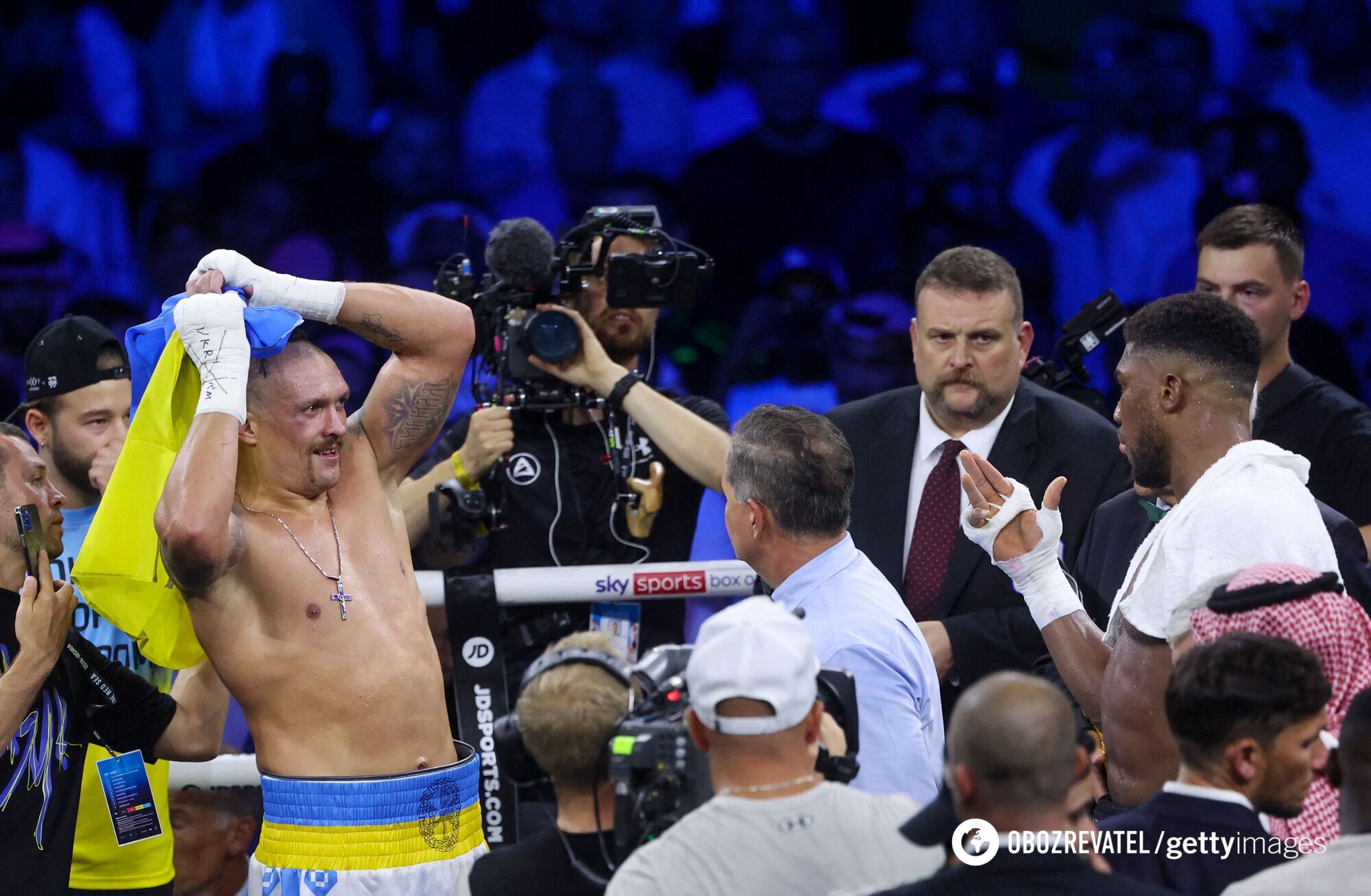 "Крикни: Сімферополь": Усик після перемоги над Джошуа заявив з рингу, що Крим – це Україна. Відео