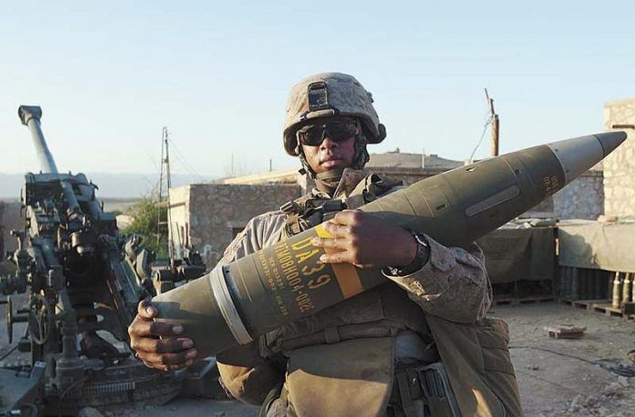 Снаряд M982 Excalibur в руках у военного