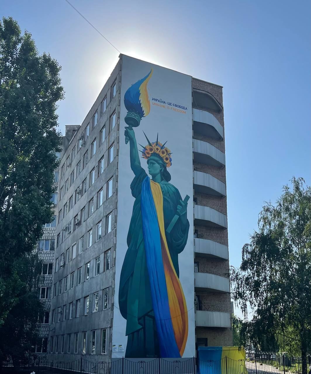 У Кропивницькому до Дня Незалежності намалювали 27-метровий патріотичний мурал. Фото