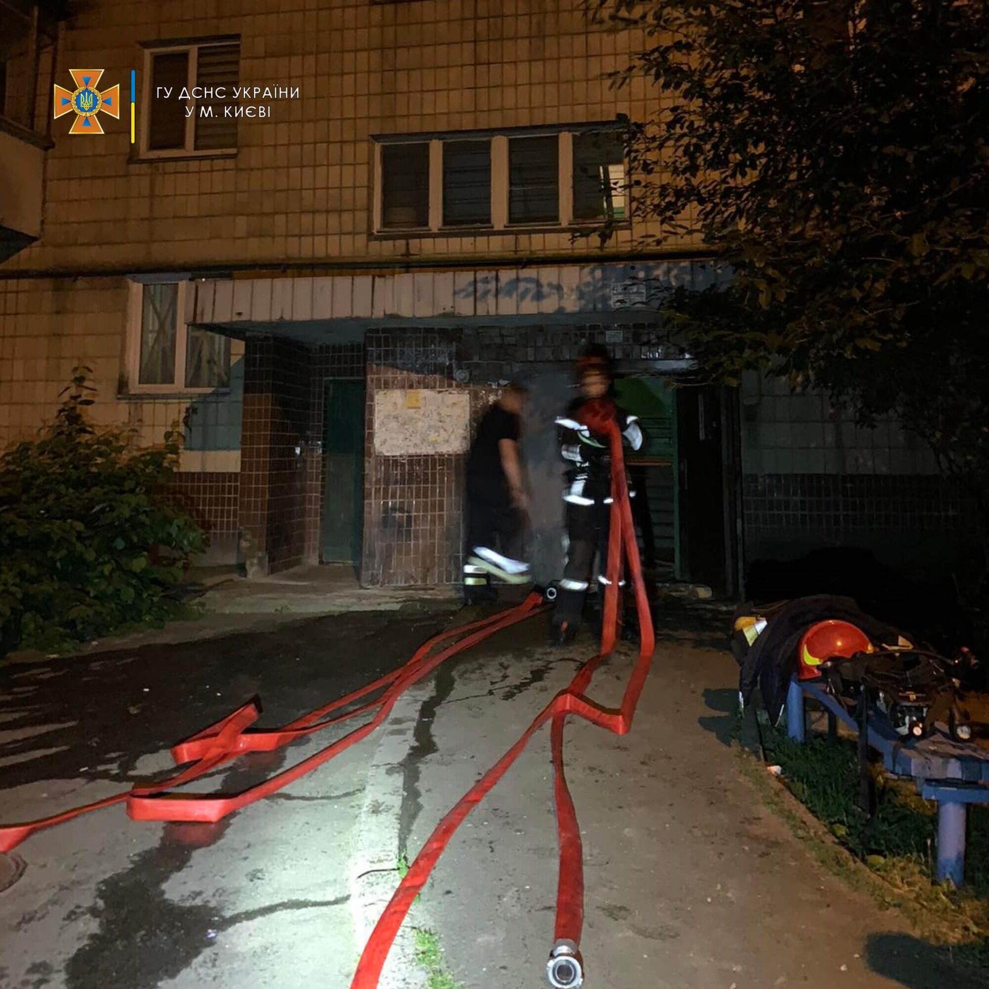 В Киеве во время пожара в многоэтажке спасли мужчину: еще пятерых жителей эвакуировали. Фото