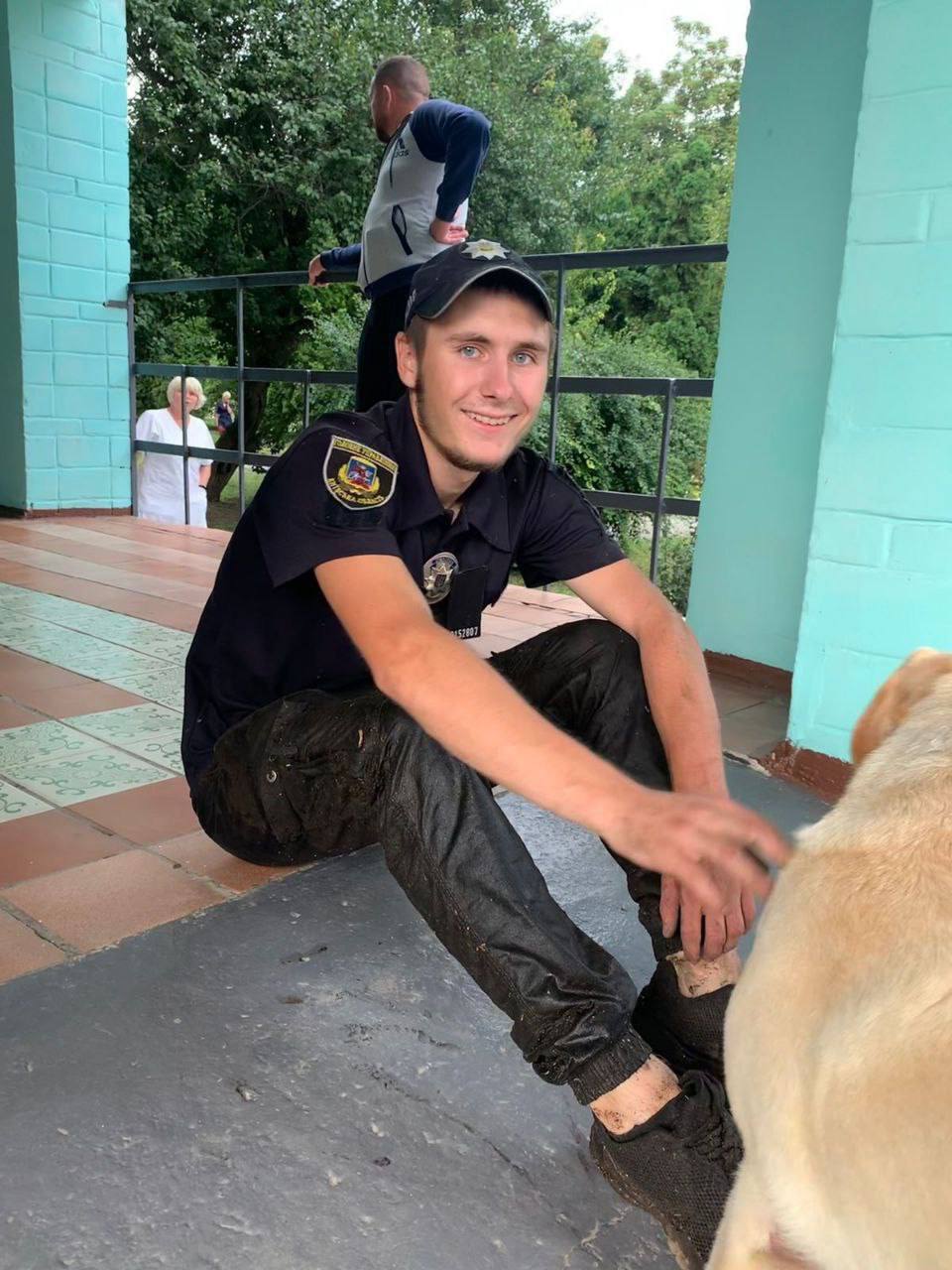 На Киевщине полицейские спасли пенсионера, который четыре дня находился в трясине. Фото и видео