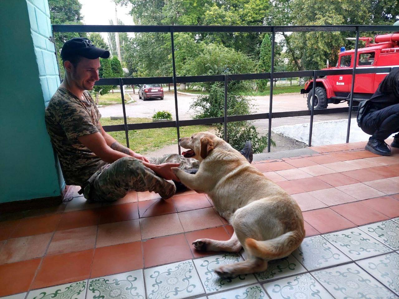 На Киевщине полицейские спасли пенсионера, который четыре дня находился в трясине. Фото и видео