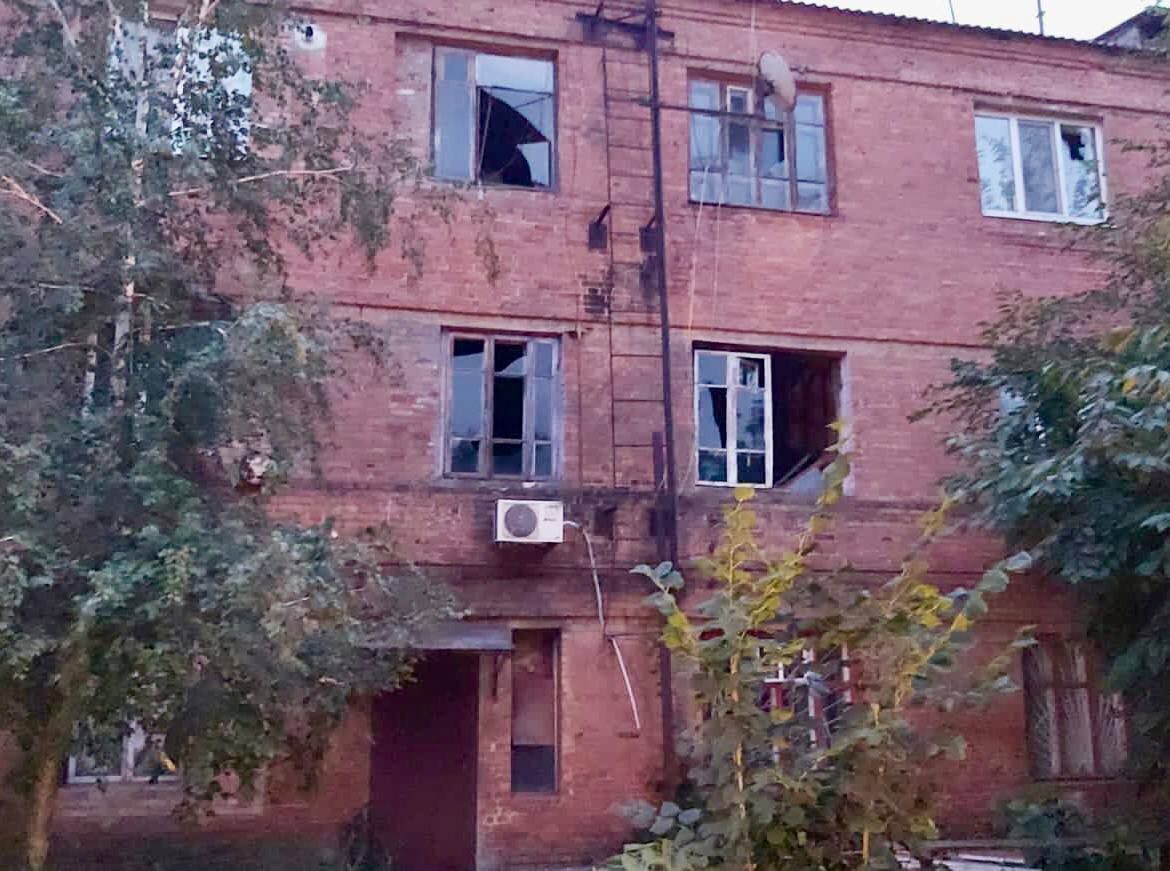 Війська РФ обстріляли житлові квартали Нікополя, є руйнування: чотири людини поранено. Фото
