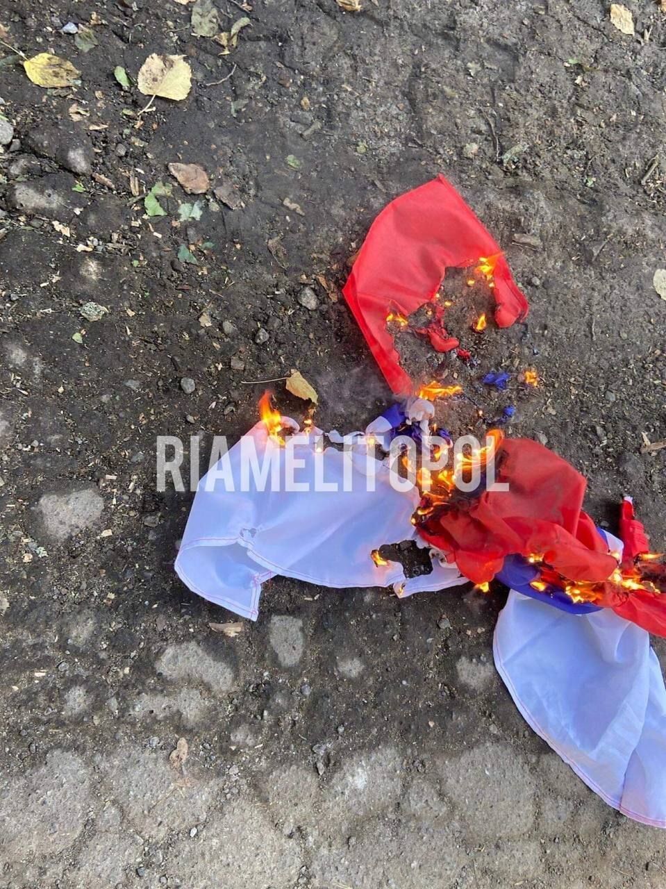 В окупованому Мелітополі спалили російський прапор