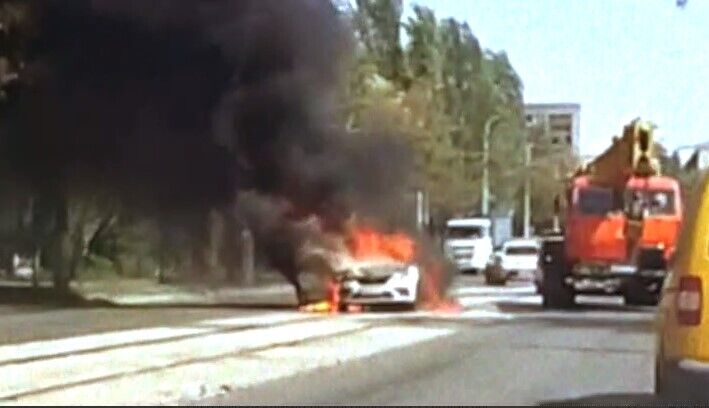 В Мариуполе посреди проезжей части сгорел автомобиль