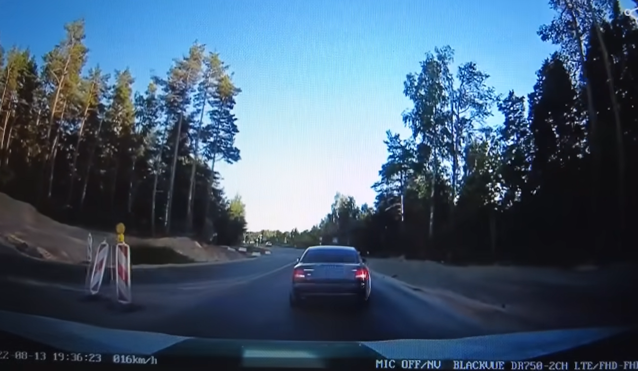 Правоохоронці в Латвії помітили на дорозі авто, яке здалося їм підозрілим.