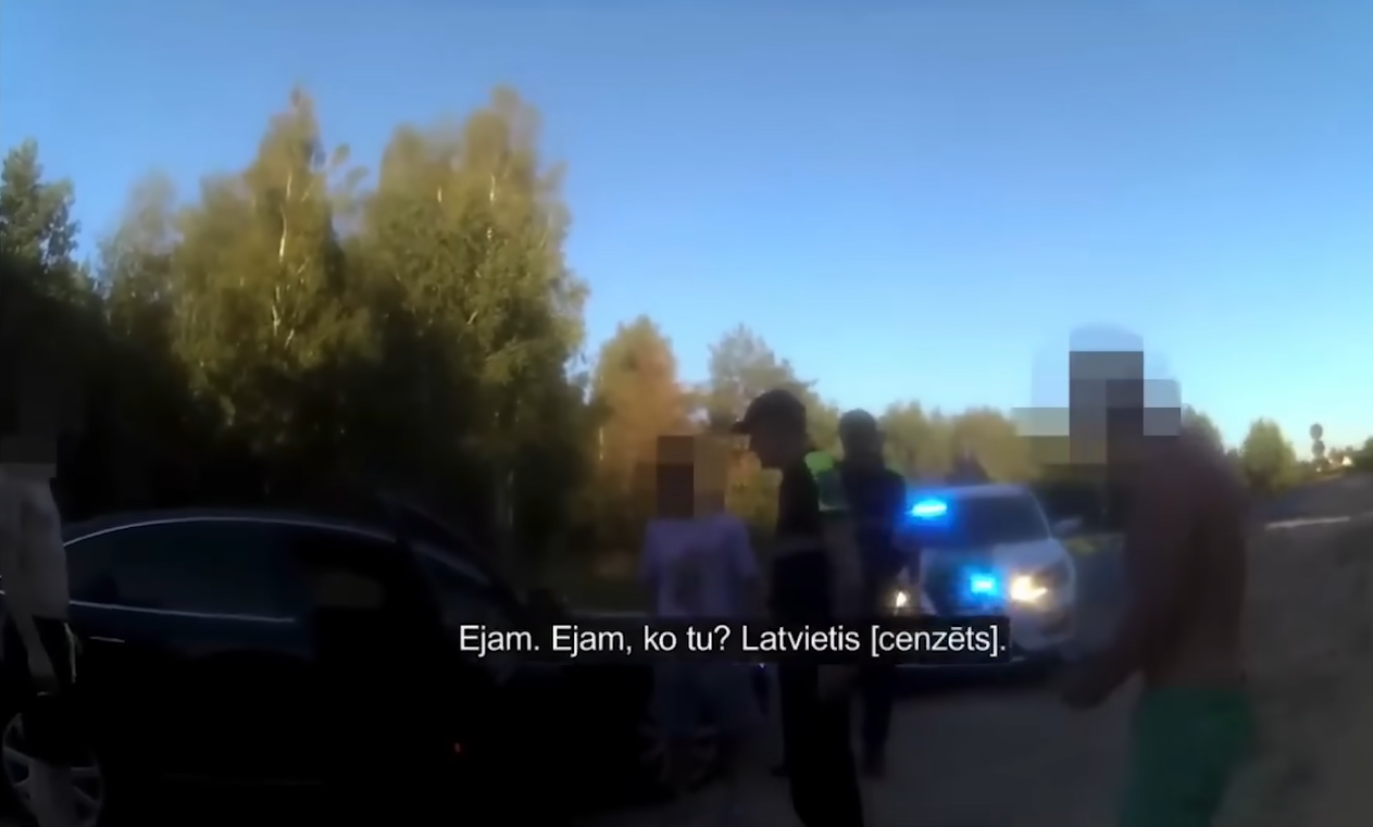 Пасажири накинулися на правоохоронців з лайкою