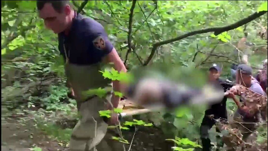 На Киевщине полицейские спасли пенсионера, который четыре дня находился в трясине. Фото и видео