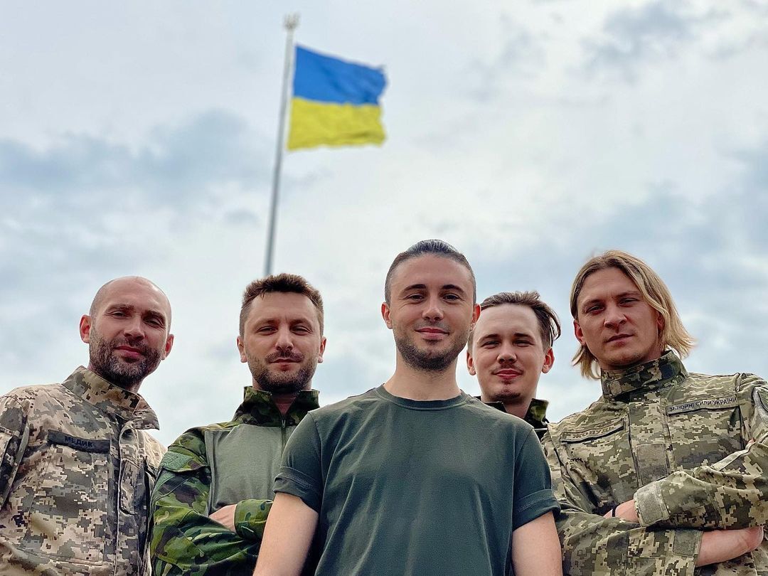 Символ стійкості, свободи і сміливості. Українські зірки публікують зворушливі фото з прапором України