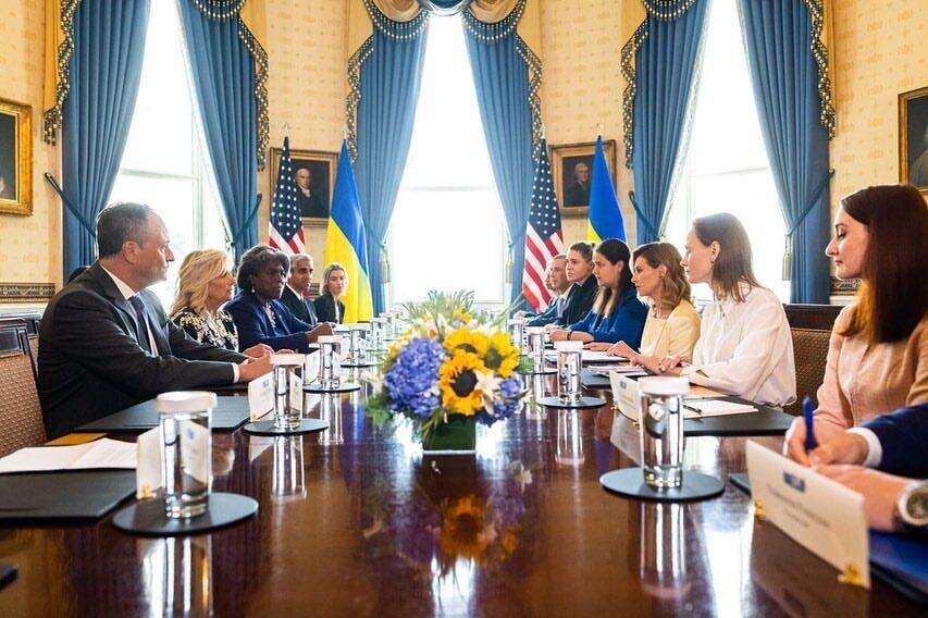 По словам избранницы главы страны, синие и желтые элементы "преследуют" ее повсюду