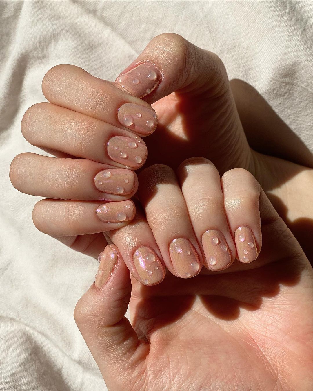 "Пузырьковый" маникюр ворвался в тренды. Что за техника bubbles, которая создает эффект мокрых ногтей