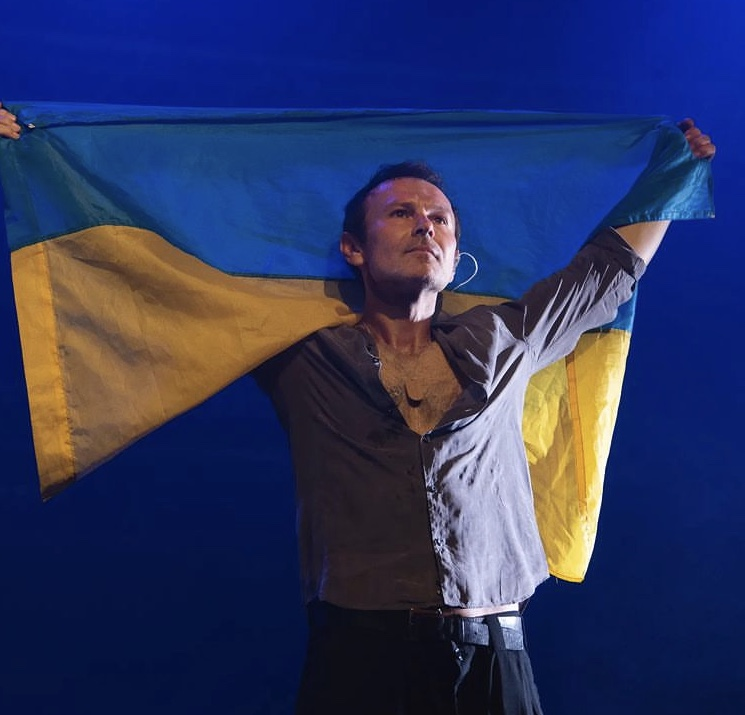 Символ стойкости, свободы и смелости. Украинские звезды публикуют трогательные фото с флагом Украины