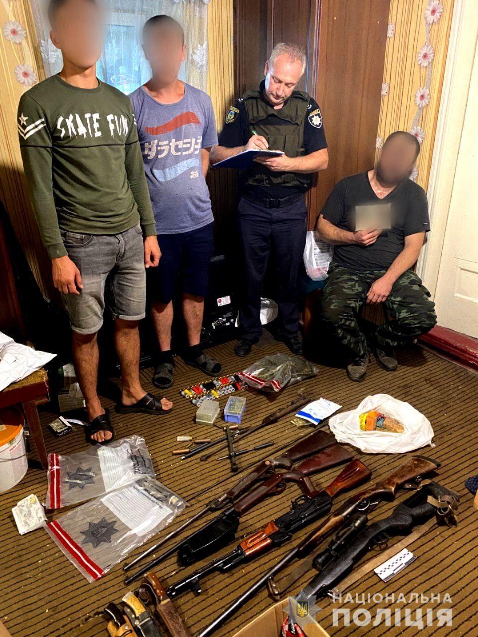 На Киевщине у мужчины изъяли арсенал оружия, взрывчатку и каннабис. Фото и видео