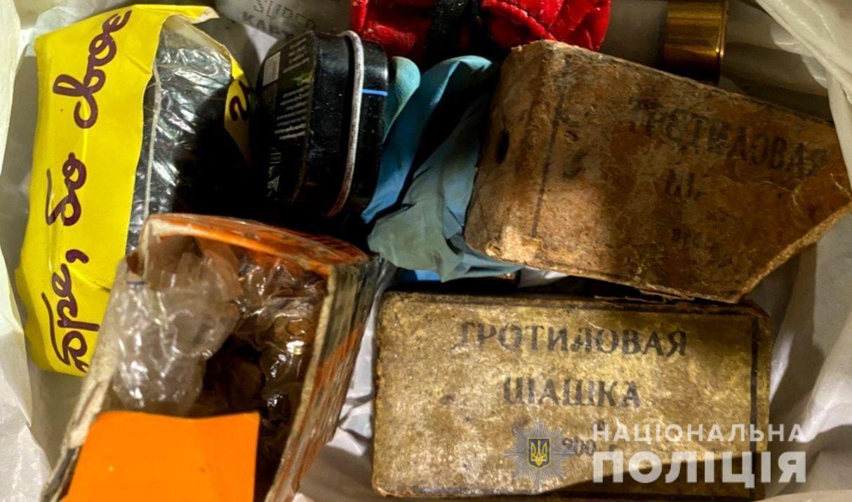 На Київщині в чоловіка вилучили арсенал зброї, вибухівку та канабіс. Фото і відео