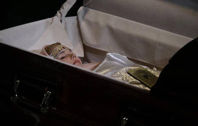 "Лежит, как царевна в хрустальном гробу": труп Дугиной, сгоревшей в автомобиле, поразил "свежестью" во время похорон. Фото