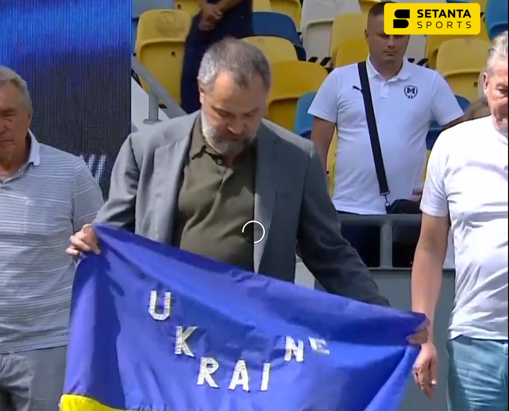 На открытии УПЛ подняли флаг Украины, с которым фанат выскочил на поле на Олимпиаде-1976. Видео