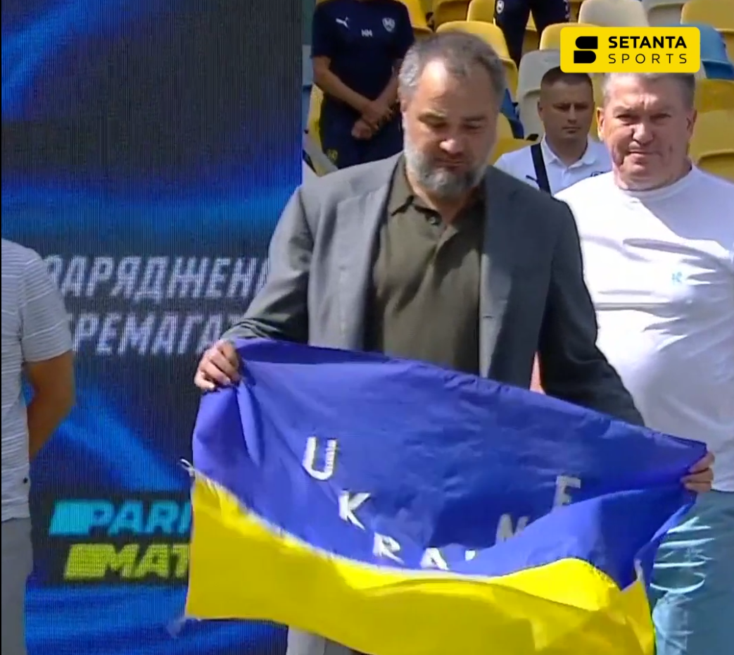 На открытии УПЛ подняли флаг Украины, с которым фанат выскочил на поле на Олимпиаде-1976. Видео