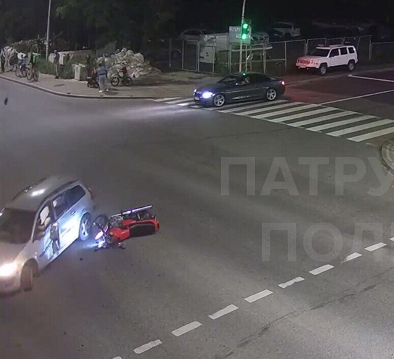У Києві мотоцикліст на швидкості протаранив легковик: момент ДТП потрапив на відео
