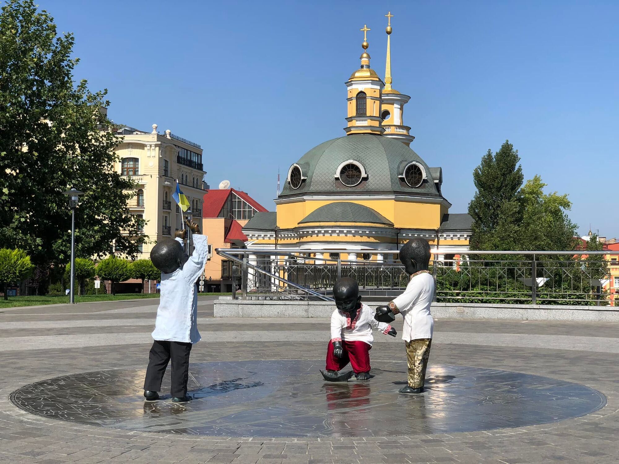 Скульптури малюків-засновників Києва перевдягли на честь Дня Незалежності України. Фото