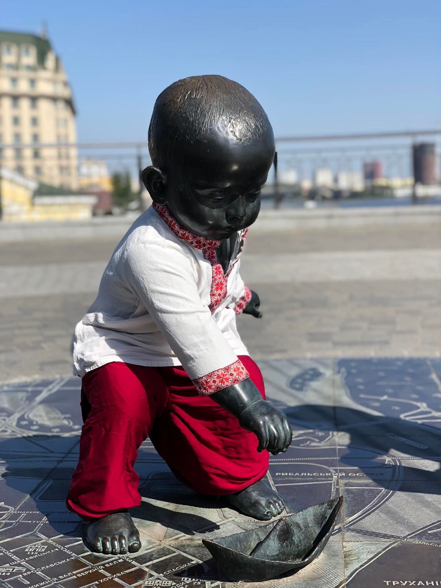 Скульптури малюків-засновників Києва перевдягли на честь Дня Незалежності України. Фото