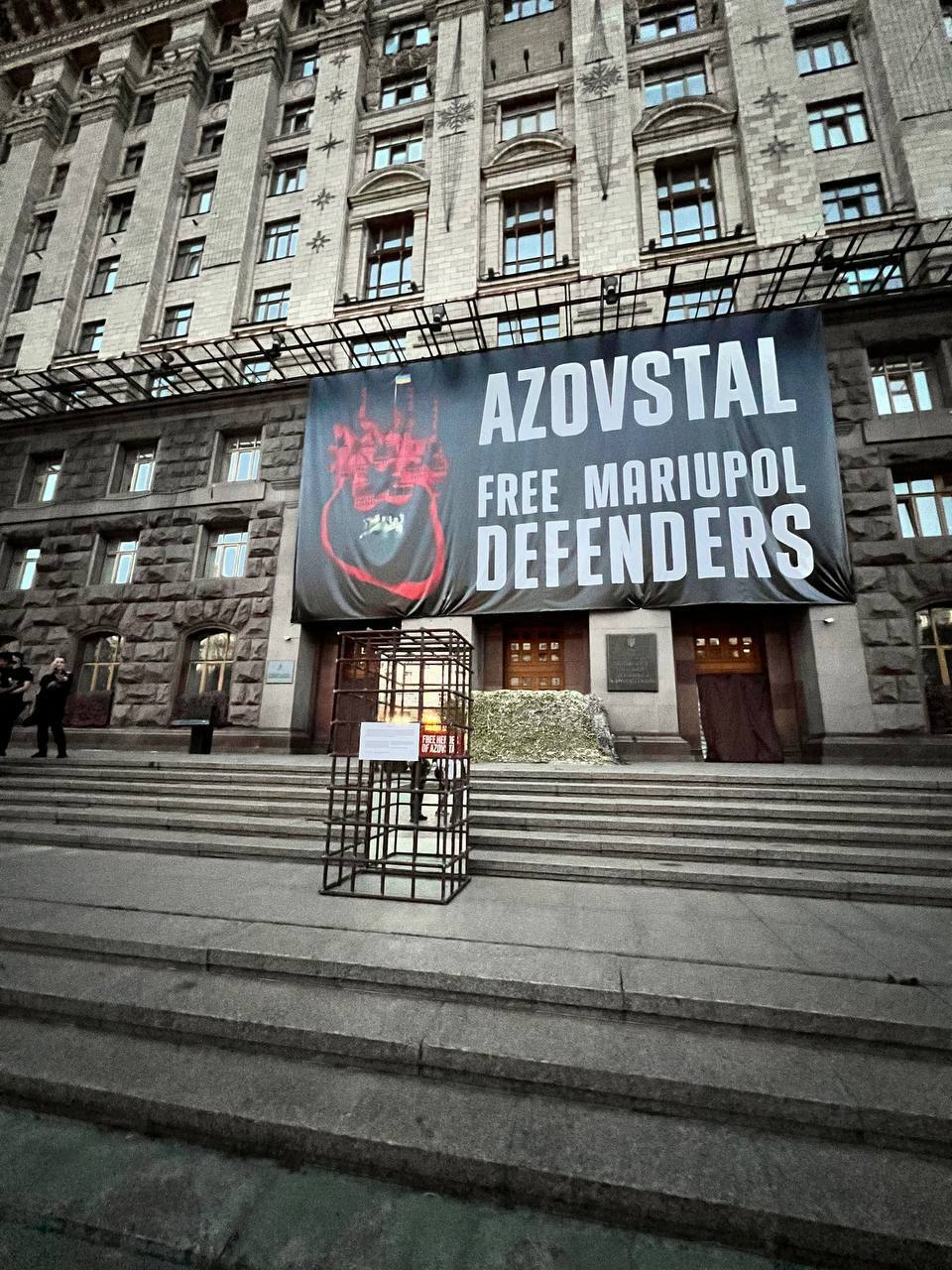 У Києві з'явилася інсталяція, присвячена незаконному судилищу над захисниками Маріуполя. Фото