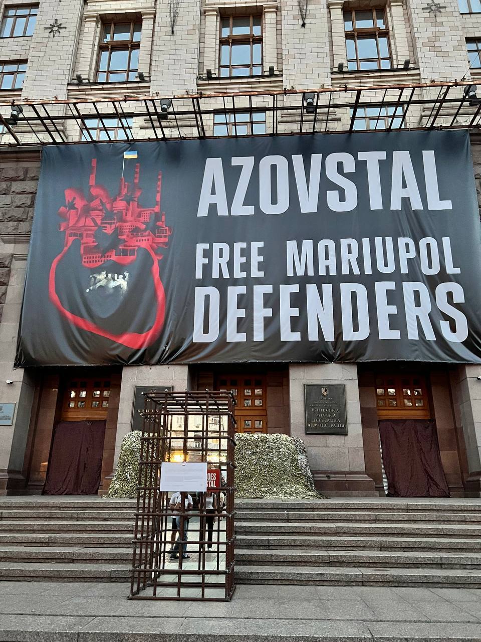 В Киеве появилась инсталляция, посвященная незаконному судилищу над защитниками Мариуполя. Фото