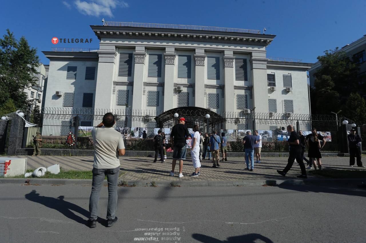 Под посольством России в Киеве провели акцию