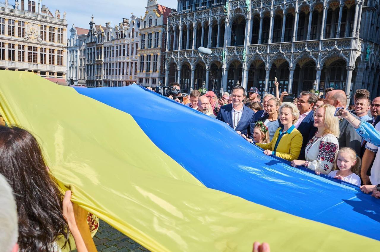 В развертывании флага в Брюсселе приняли участие Урсула фон дер Ляен, Филипп Клоуз, евродипломаты и Украинская община.