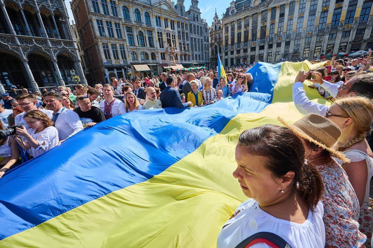 Участие в праздновании приняли тысячи украинцев и десятки тысяч европейцев.