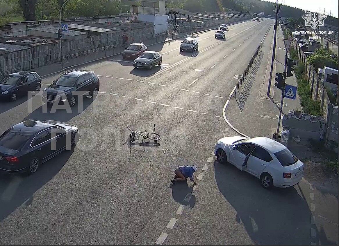 В Киеве легковушка столкнулась с велосипедистом: момент аварии попал на видео