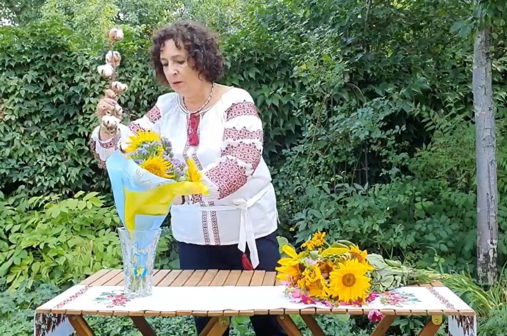 Посол Британии в Украине составила букет подсолнухов и хлопка, поздравляя украинцев с Днем Независимости. Видео
