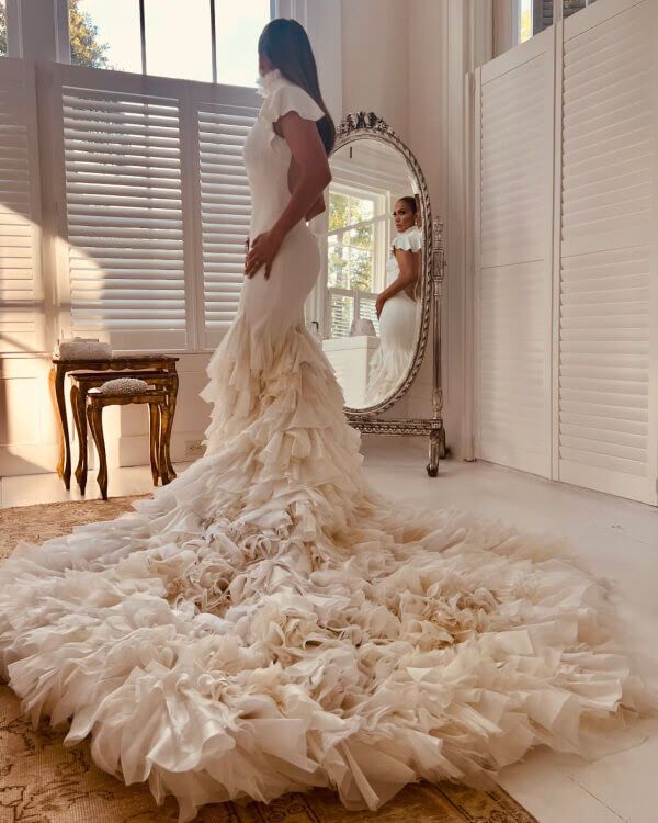 Дженнифер Лопес впервые показала три своих роскошных свадебных платья. Фото