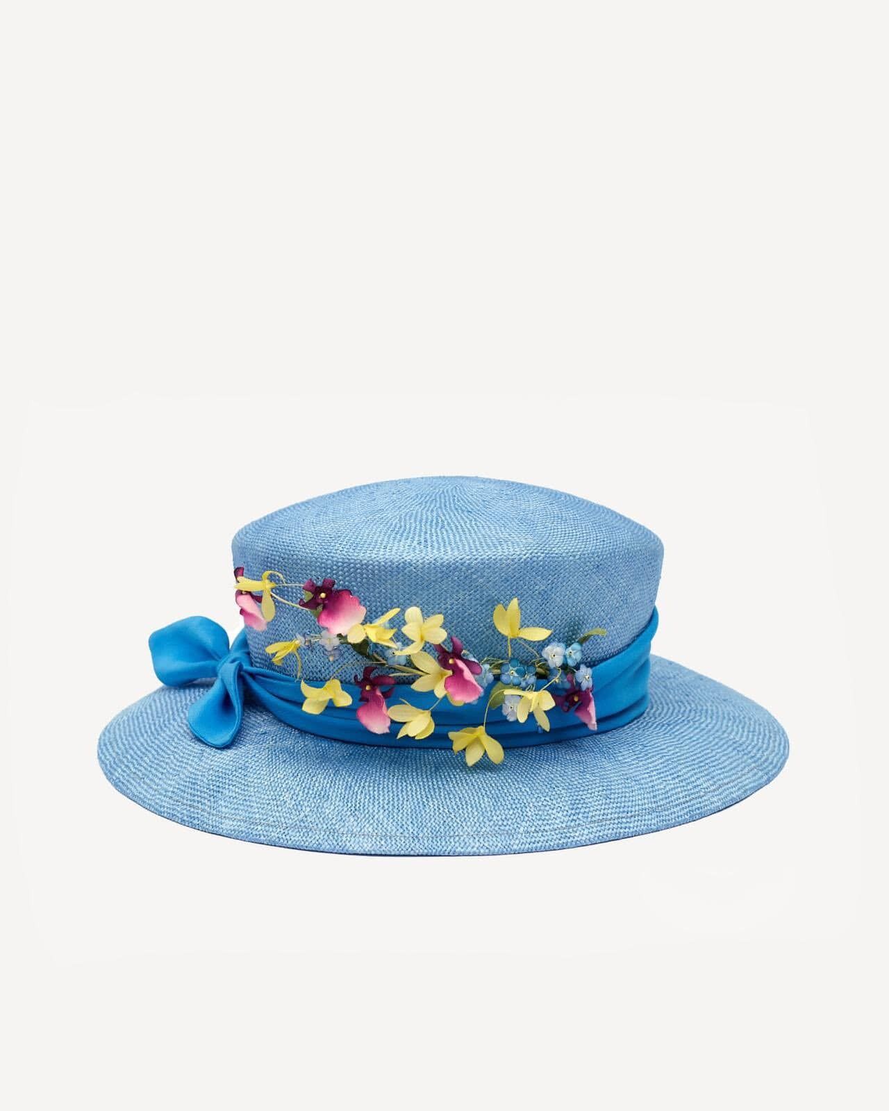 Подарунок до Дня Незалежності: український дизайнер створив капелюх для Єлизавети ІІ