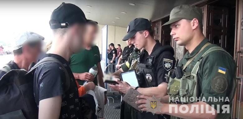 У Києві чоловік намагався потрапити на вокзал із бойовою гранатою, прив'язаною до живота. Фото