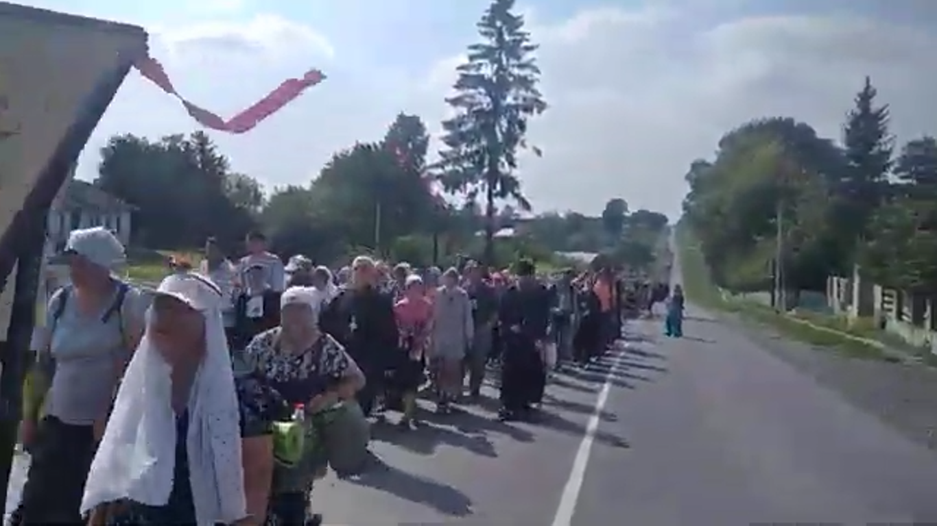 Сторонники московского патриархата идут из Хмельницкой в Тернопольскую область