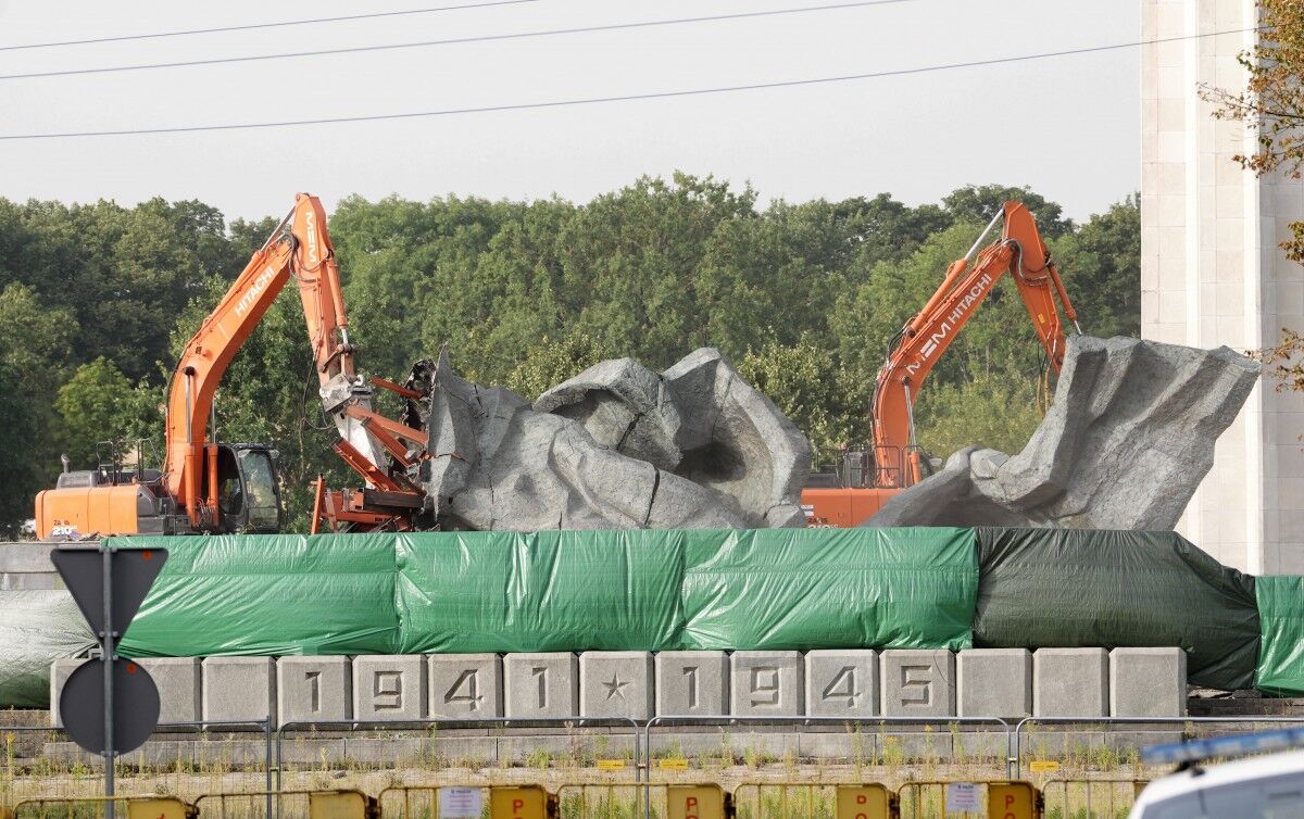 В Риге демонтируют советский памятник